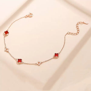 bracelet in red with four-leaf clover motif and adjustable length