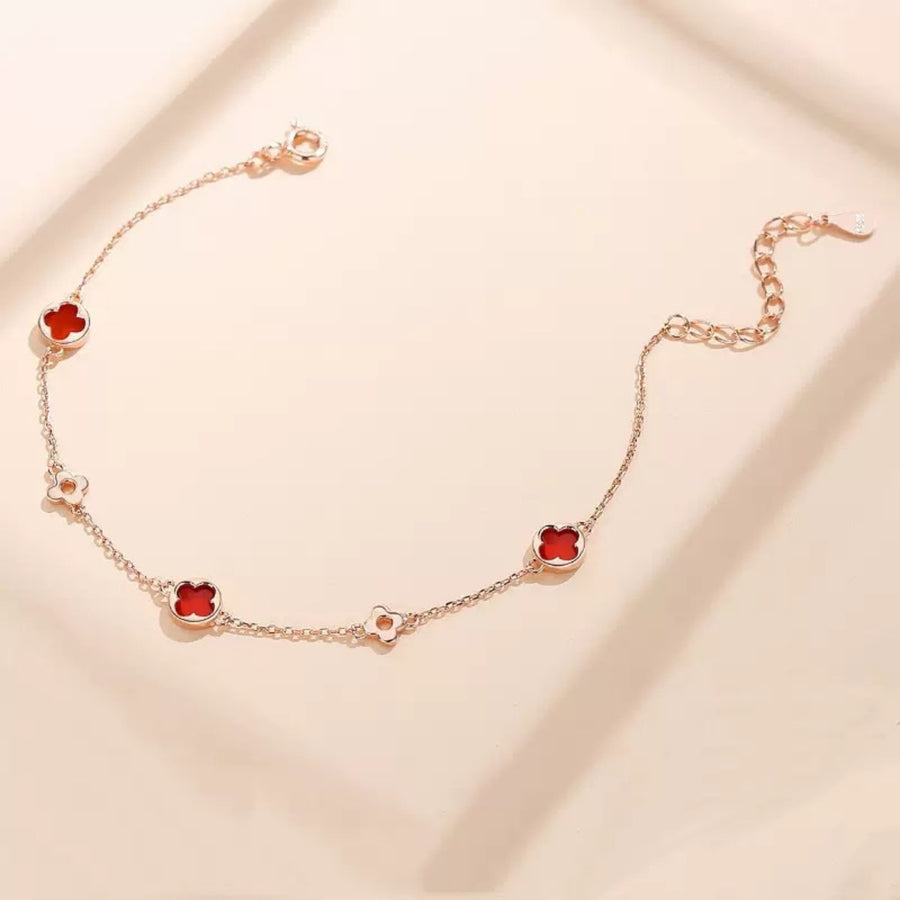 bracelet in red with four-leaf clover motif and adjustable length