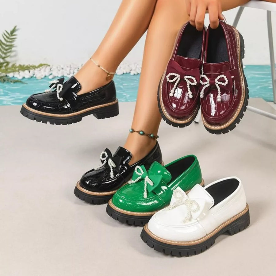 loafer in black featuring round toe and regular fit