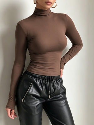 t-shirt in chocolate brown featuring basic style and slim fit