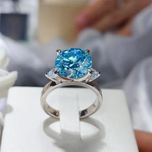 Platinum-Plated,925 sterling silver,Moissanite Carat weight: 5ct Care instructio ring in silver with straight silhouette