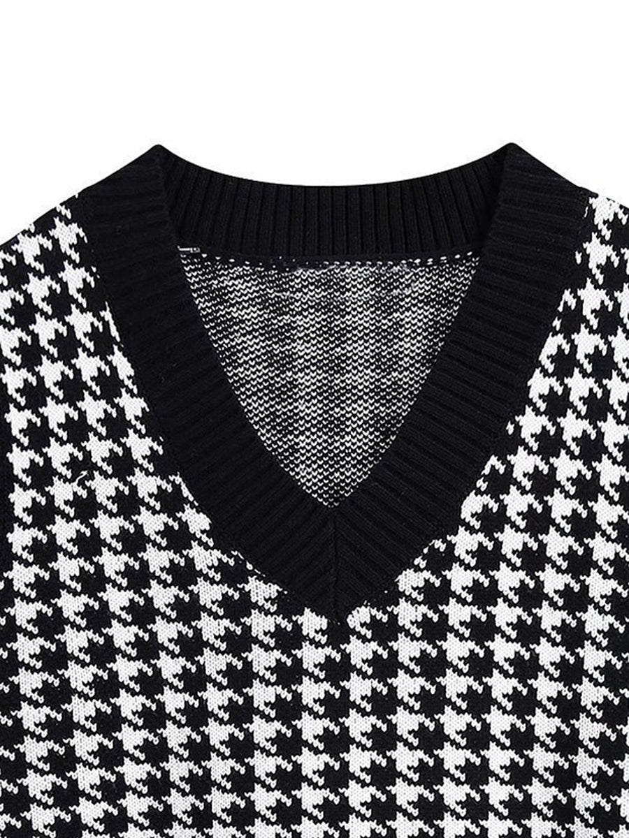 Houndstooth knit v-neck tank top in black and white with a ribbed neckline.