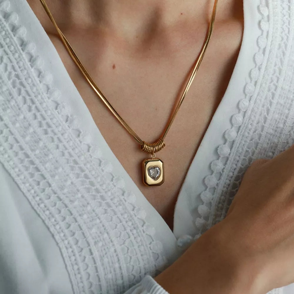 necklace in gold featuring 18K gold-plated and straight fit