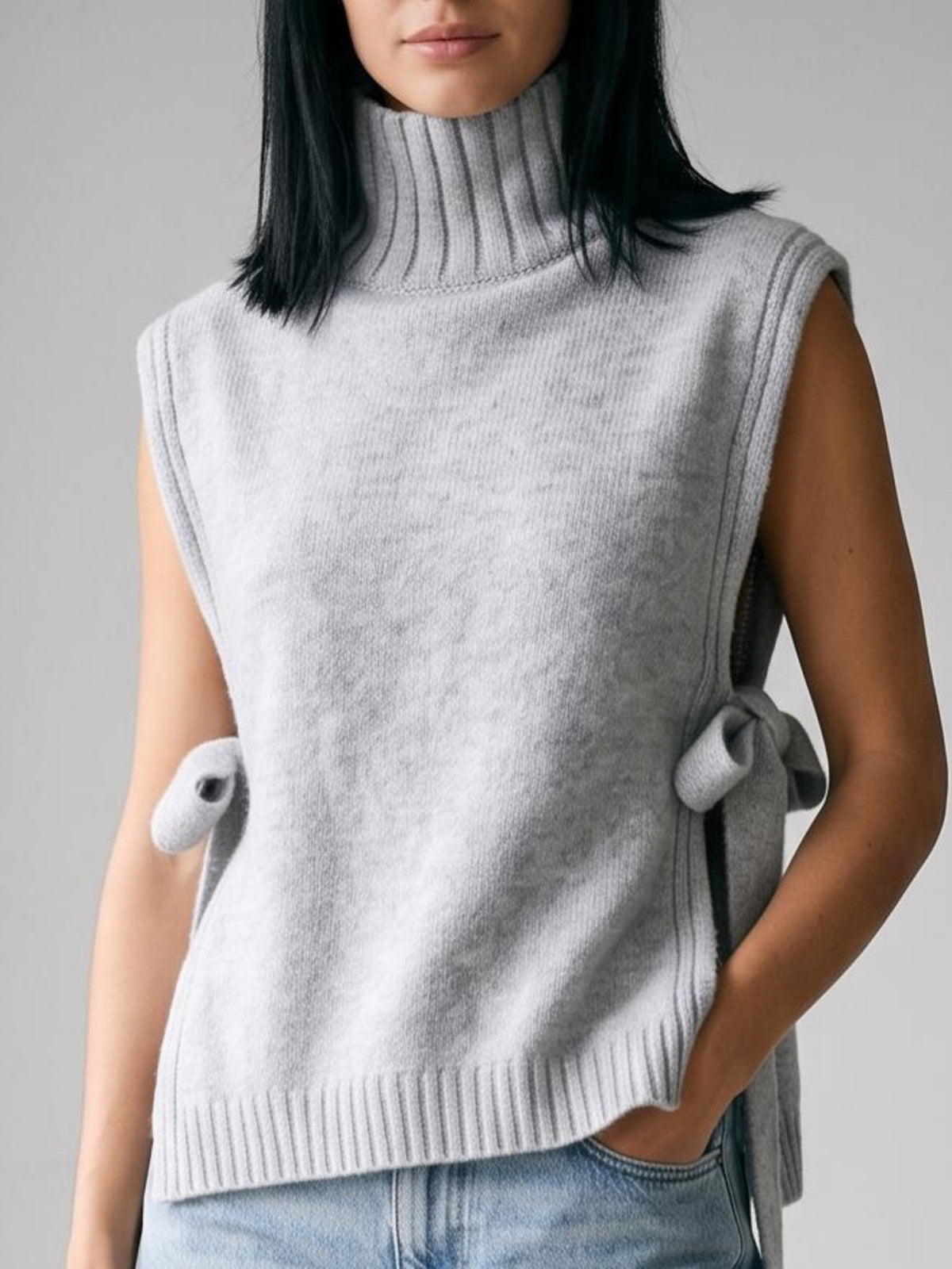 sweater vest in light grey featuring ribbed and regular fit