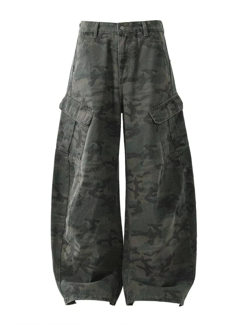 Utility-inspired camo cargo pants in green camouflage, 100% cotton, baggy fit with button fly and multiple pockets.