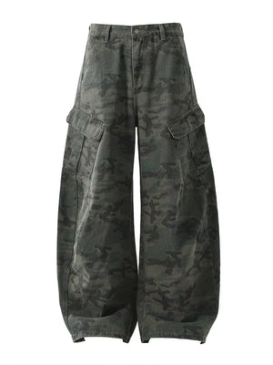 Utility-inspired camo cargo pants in green camouflage, 100% cotton, baggy fit with button fly and multiple pockets.
