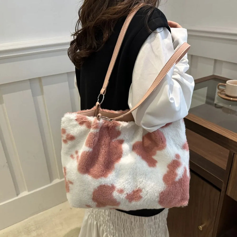 Shopper bag with cowhide print faux fur in dusty pink and white, with pink straps.
