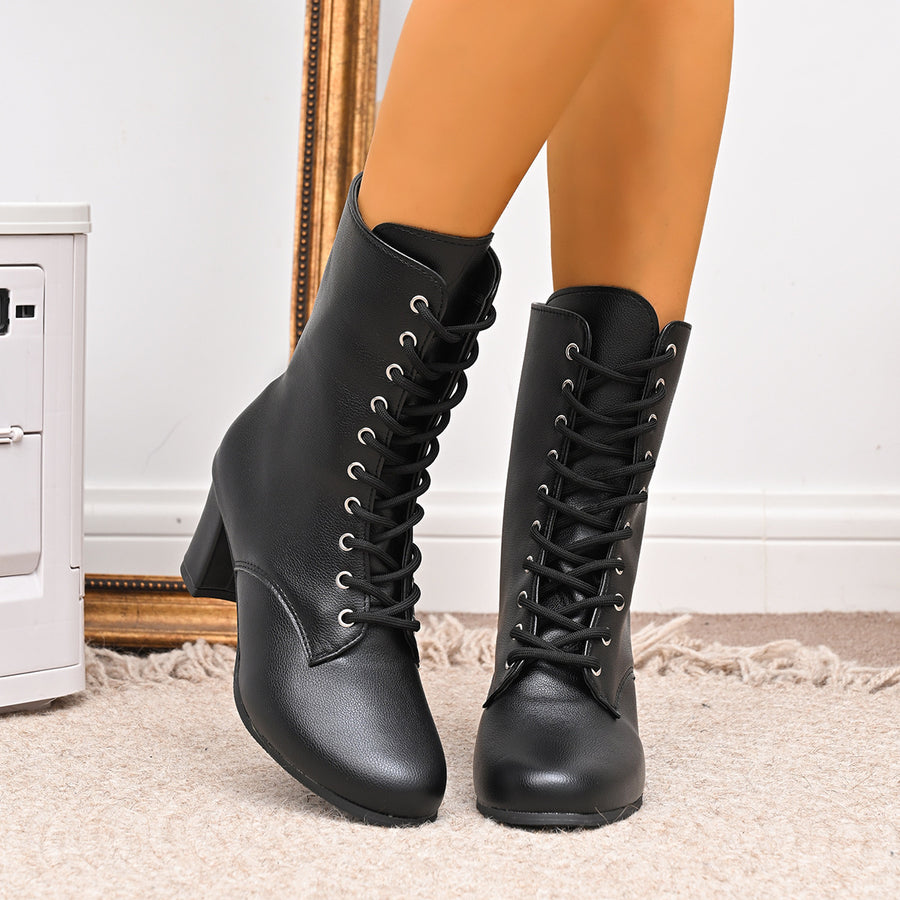 boots in Black with round toe and ankle-length