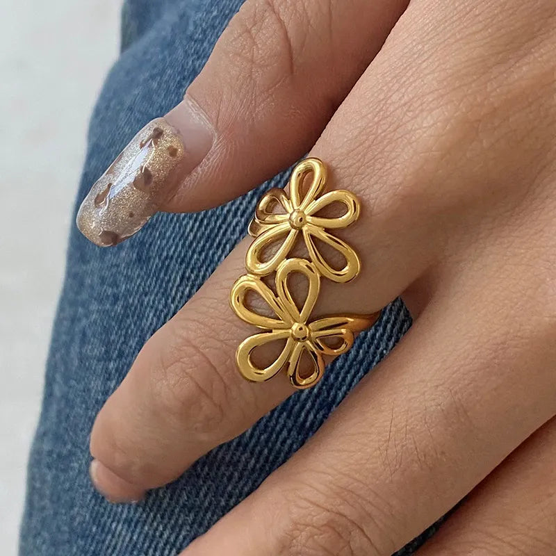ring in gold featuring double bloom design and fitted fit