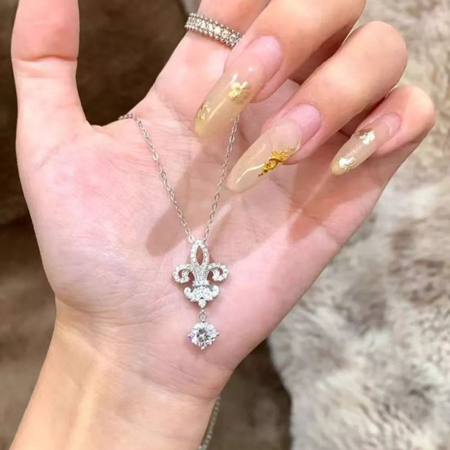 925 sterling silver,Moissanite Carat weight: 1ct Care instructions: Avoid wearin necklace in Silver with regular silhouette