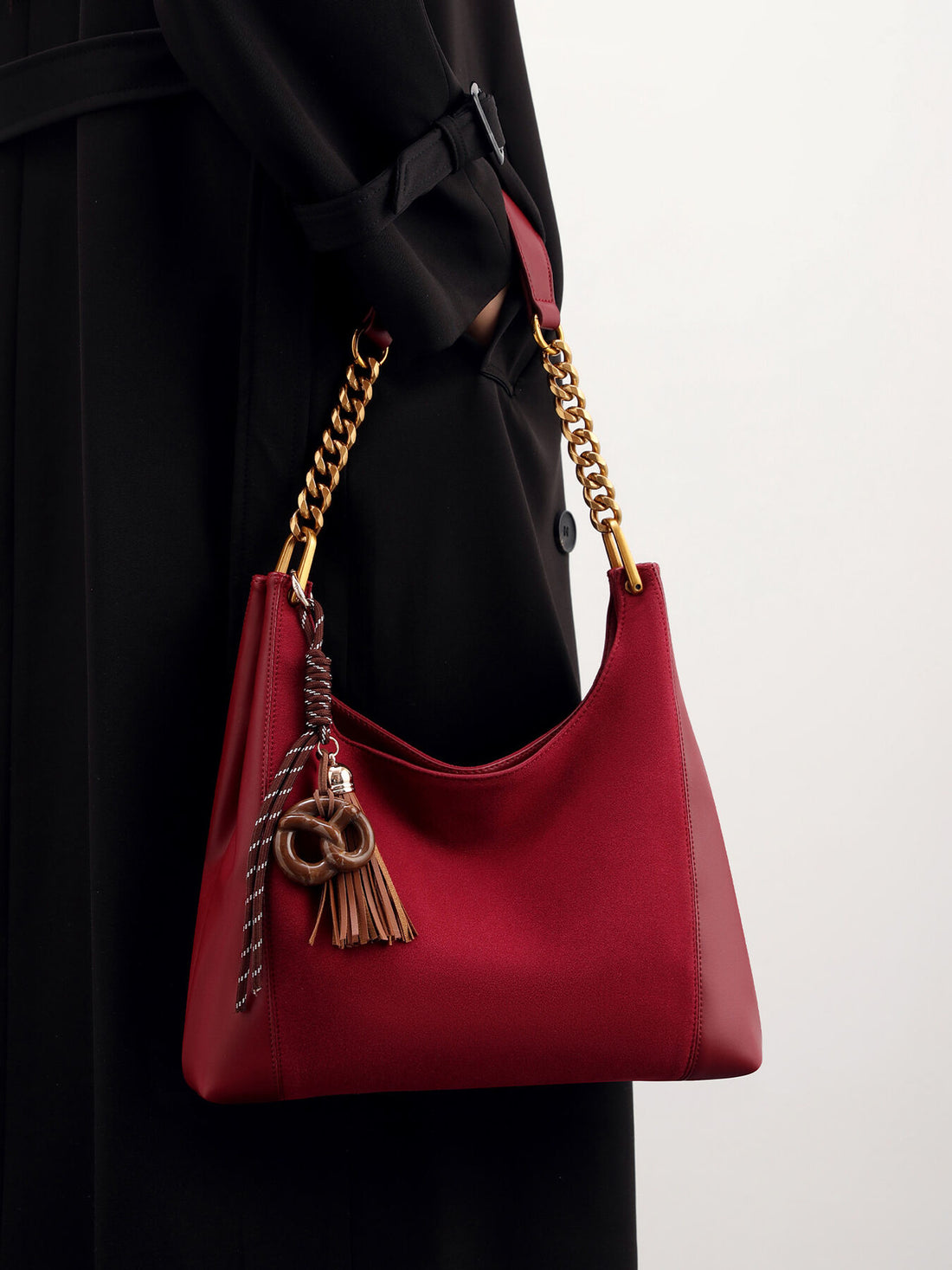 shoulder bag in burgundy featuring chain strap and slouchy fit
