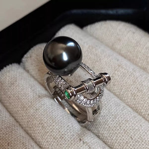 ring in silver featuring pearl accent and structured fit