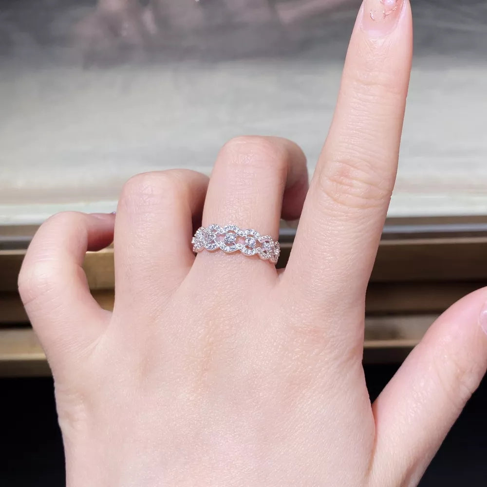 ring in silver featuring zircon embellishment and band fit