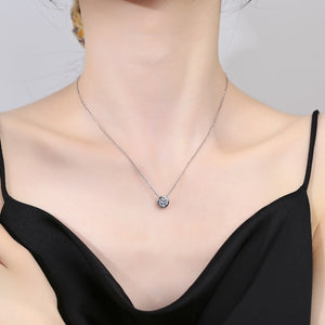 necklace in silver with moissanite stone and princess-length