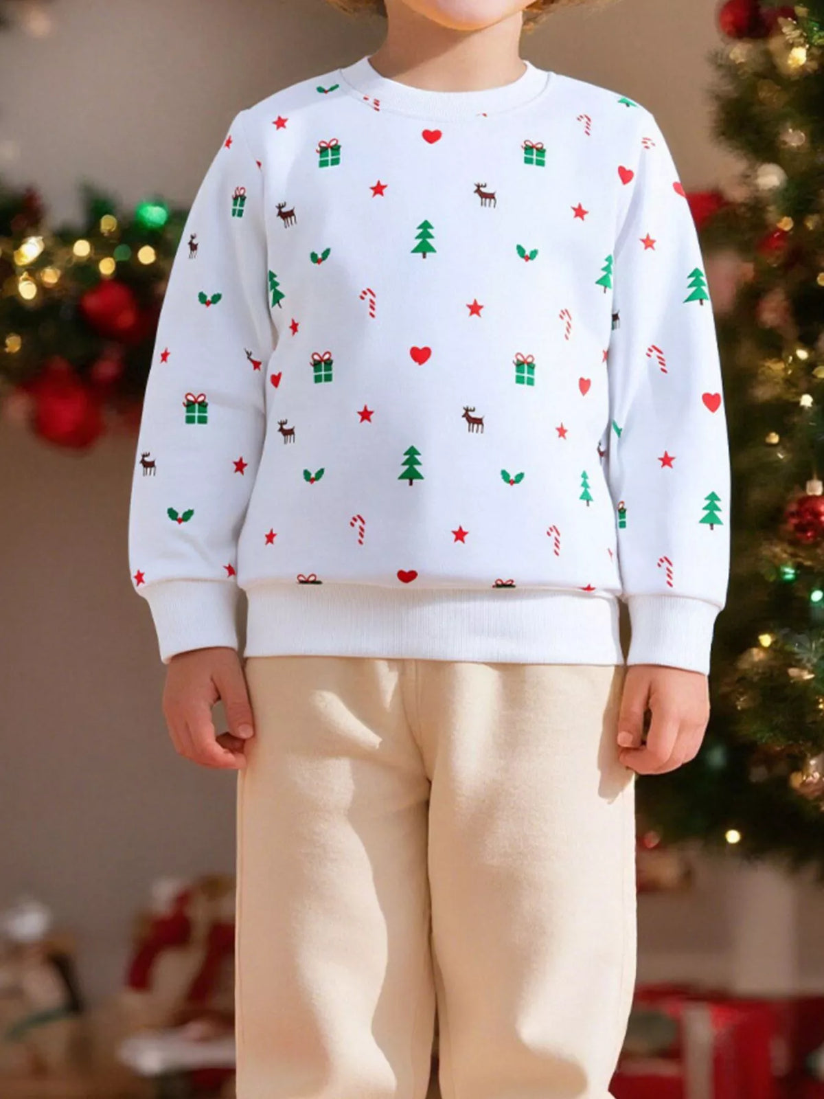 White crew neck sweatshirt with Christmas print, long sleeves, cotton blend.