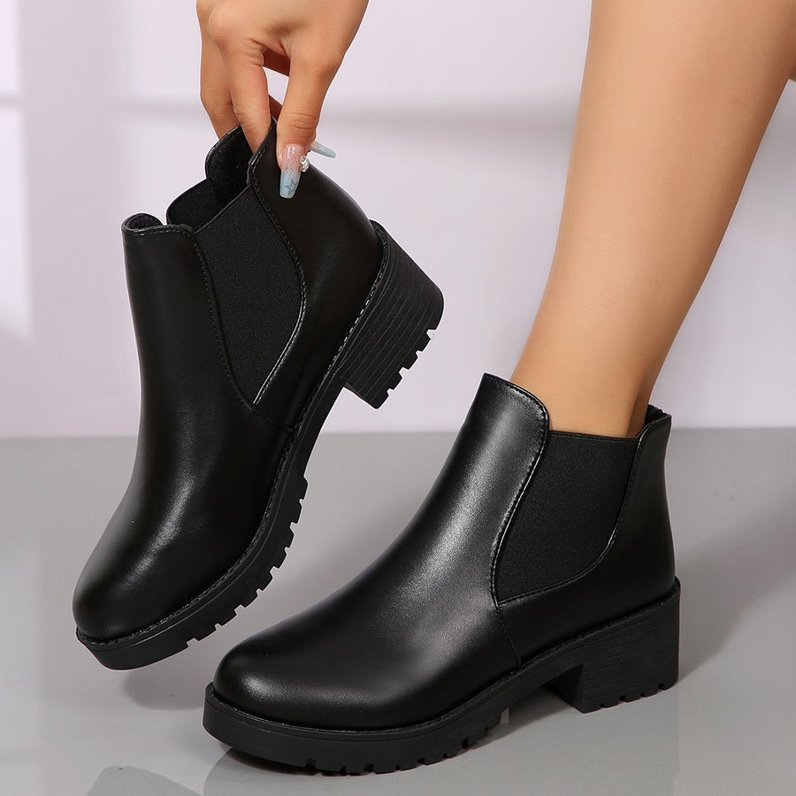 boots in black featuring round toe and fitted fit