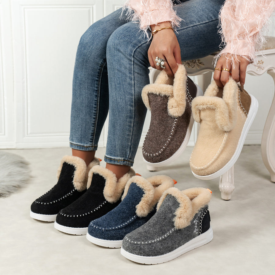 ankle boots in black featuring round toe and regular fit