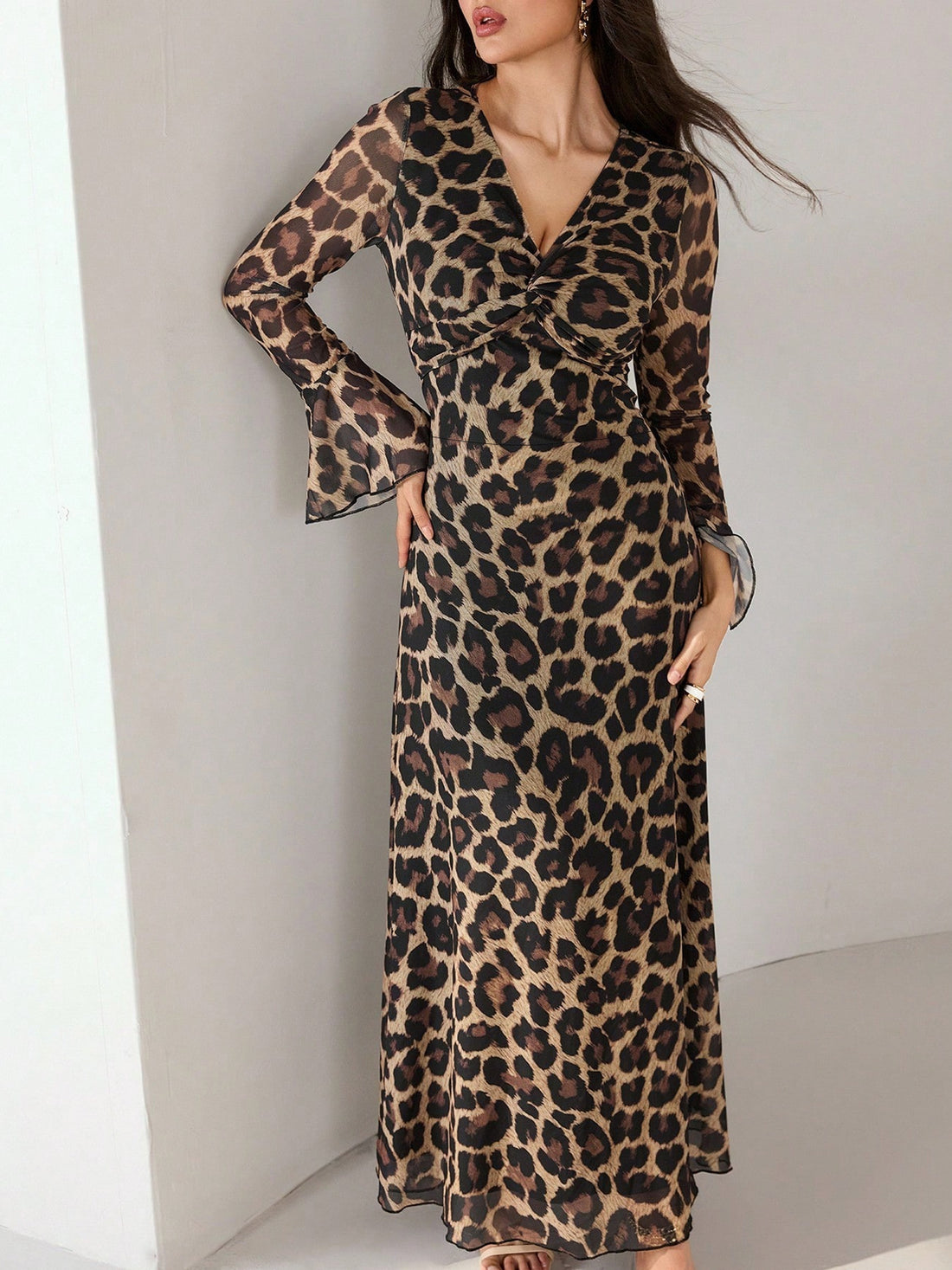 Maxi dress with flare sleeves in leopard print, made of 100% polyester, featuring a twisted V-neck.