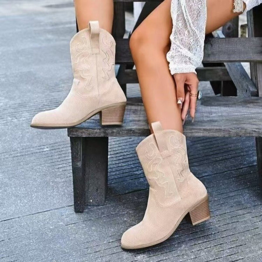 black boots with ankle-length and pull-on