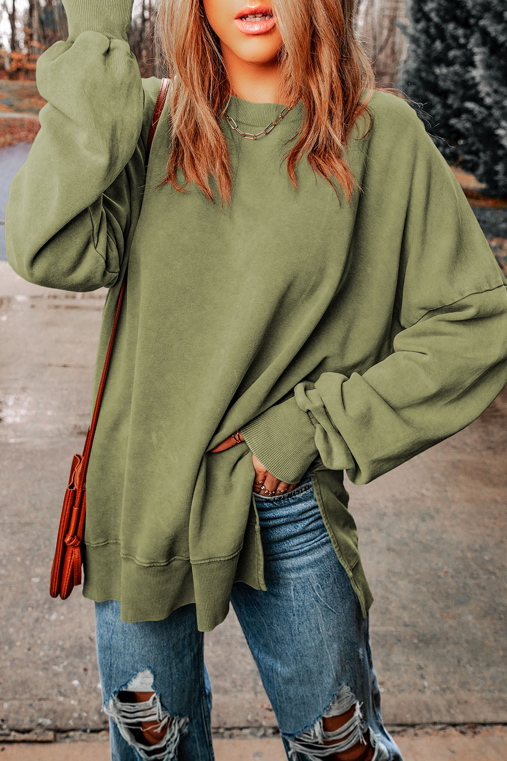 Oversized sage washed cotton sweatshirt with crewneck, side slits and cuffed sleeves.