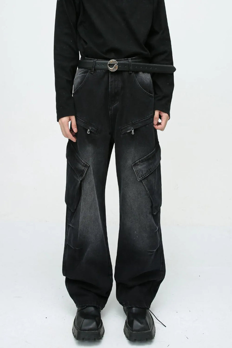 Baggy black denim cargo pants with zipper pockets and large side pockets.