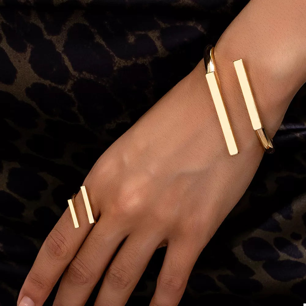 jewelry set in gold featuring adjustable and geometric fit