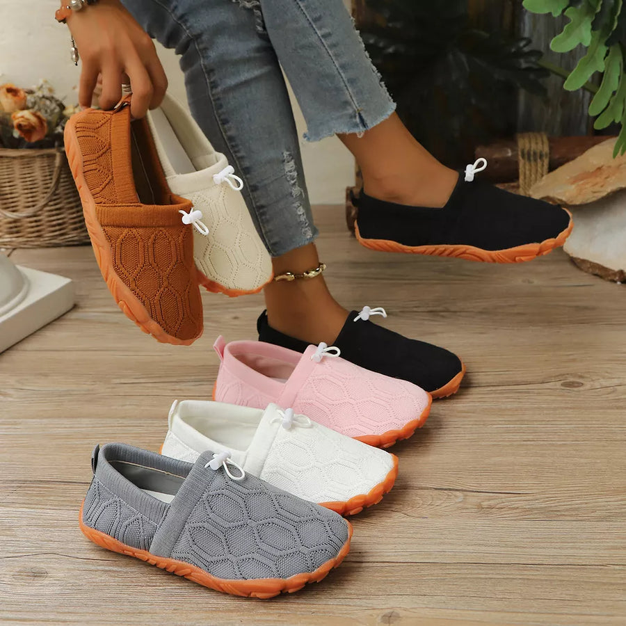 flats in black featuring round toe and regular fit
