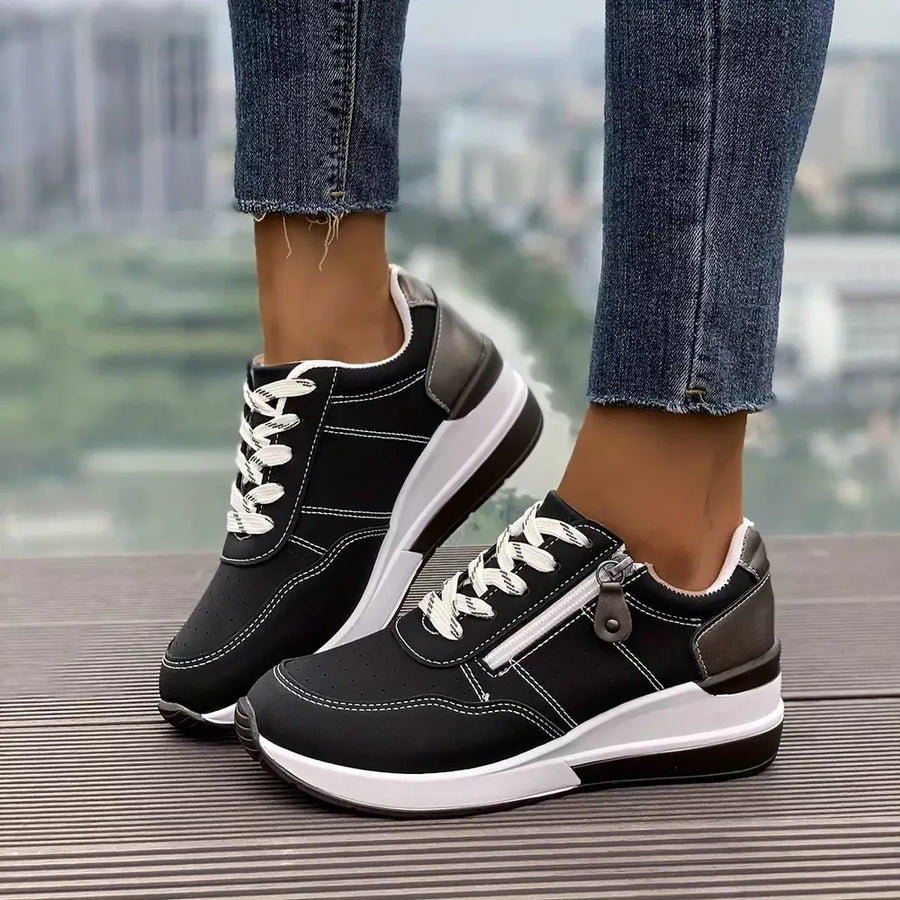 sneakers in black featuring round toe and regular fit