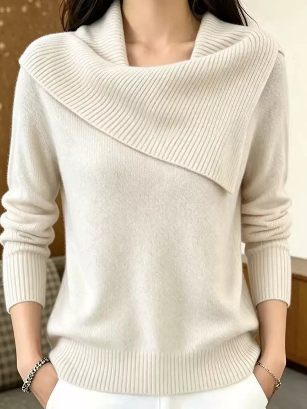 pullover sweater in ivory featuring ribbed collar and regular fit