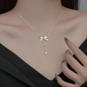 necklace in silver featuring bow detail and NA fit
