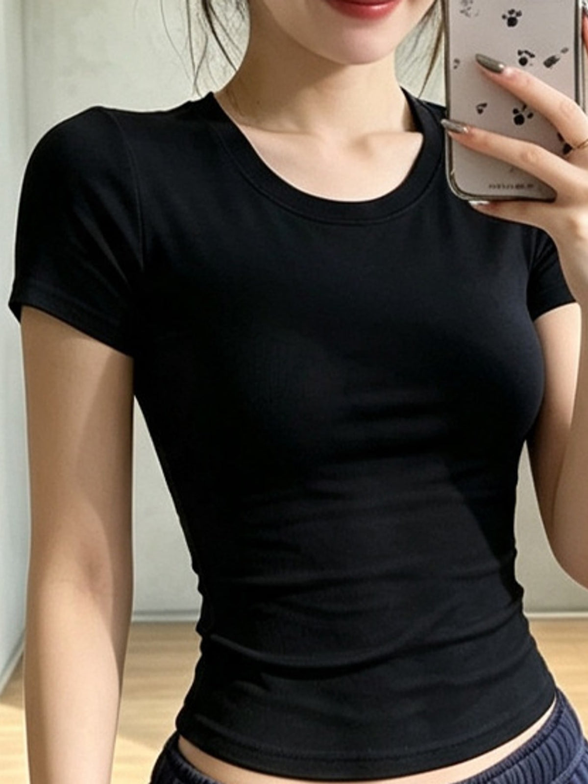 t-shirt in black featuring stretch and slim fit