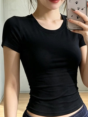 t-shirt in black featuring stretch and slim fit