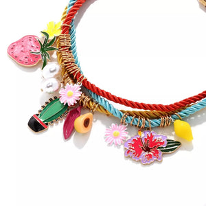 necklace in gold with 3-piece design and short