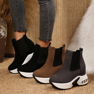 boots in black featuring platform sole and boot fit