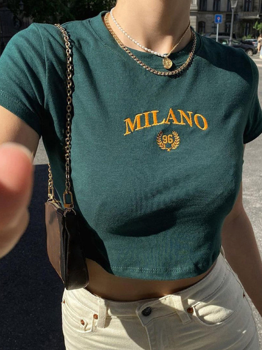 Green embroidered cropped t-shirt with crew neck and short sleeves.
