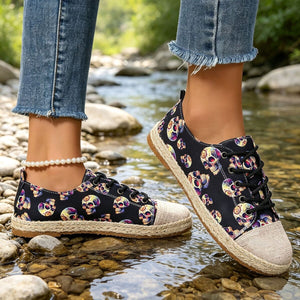 sneakers in black featuring round-toe and low-top fit