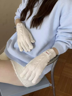 Luxurious cable knit gloves in cream with lace trim detail.