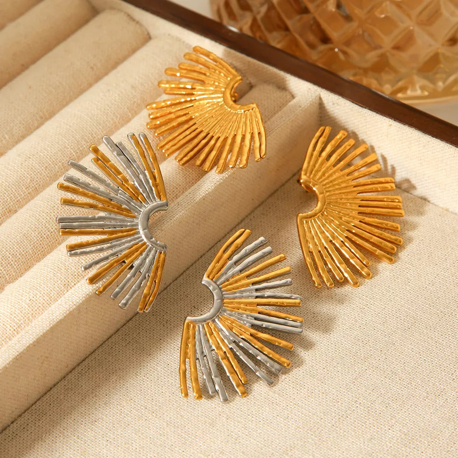 earrings in gold featuring textured and fan-shaped fit