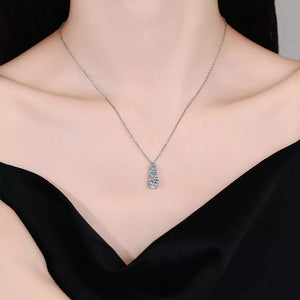 necklace in silver featuring pendant and straight fit