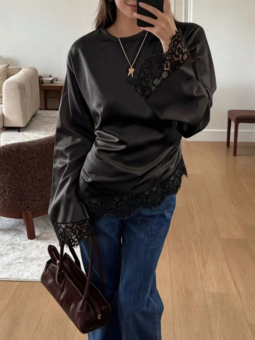 romantic blouse in Black with round neck