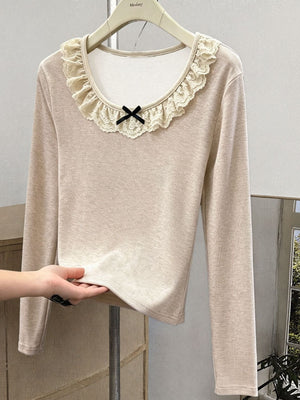 t-shirt in light beige featuring lace detail and slim fit