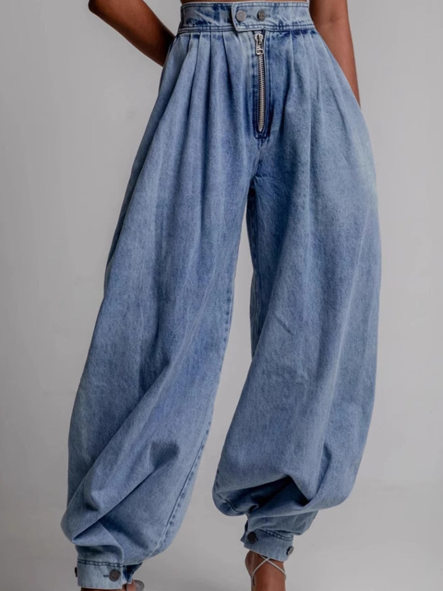 jeans in light wash blue featuring washed and loose fit