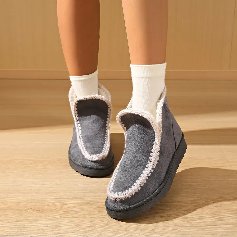 Black boots with ankle-length and pull-on