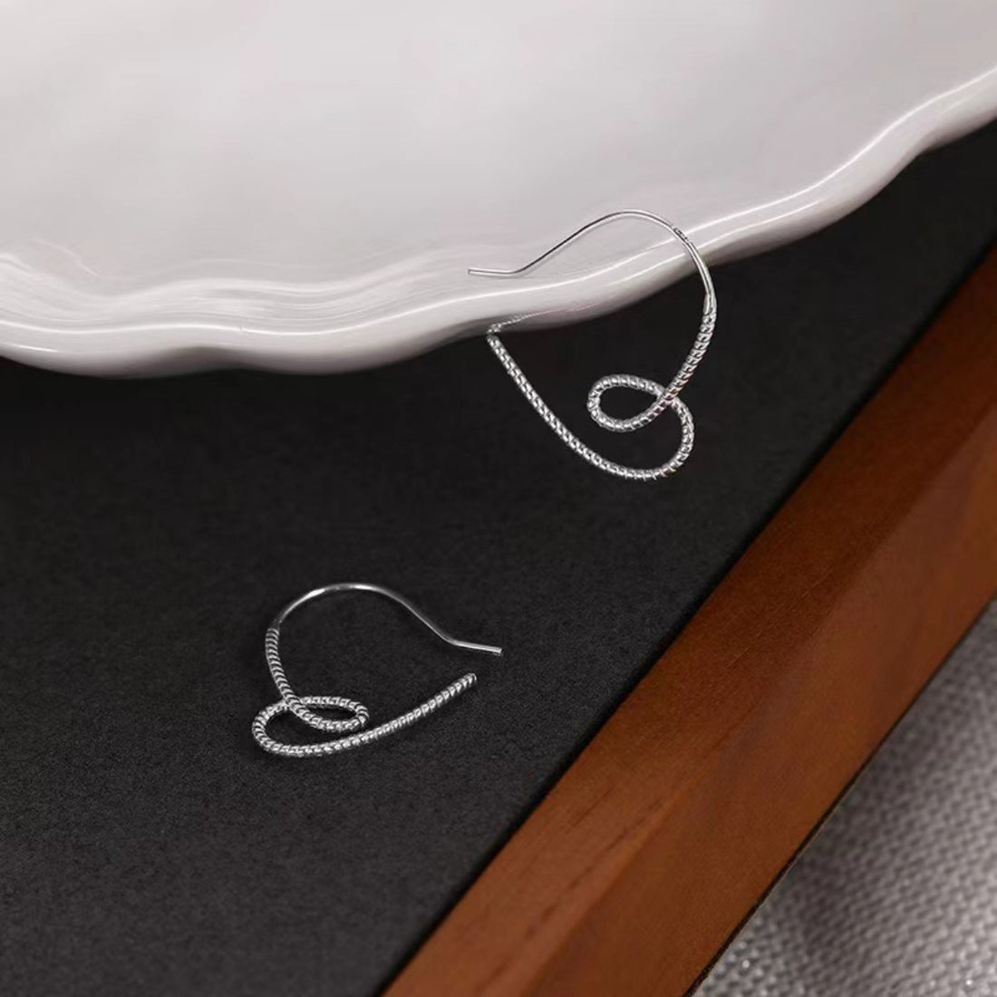 earrings in silver featuring heart-shaped and dangle fit