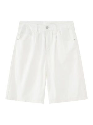 White pleated Bermuda shorts with button closure and front pockets.