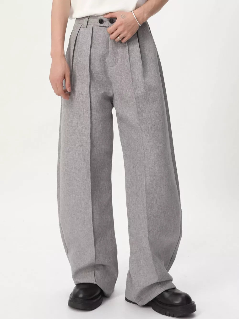 Gray relaxed wide-leg pleated trousers with a basic style and button closure.