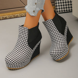 ankle boots in black featuring wedge heel and boot fit