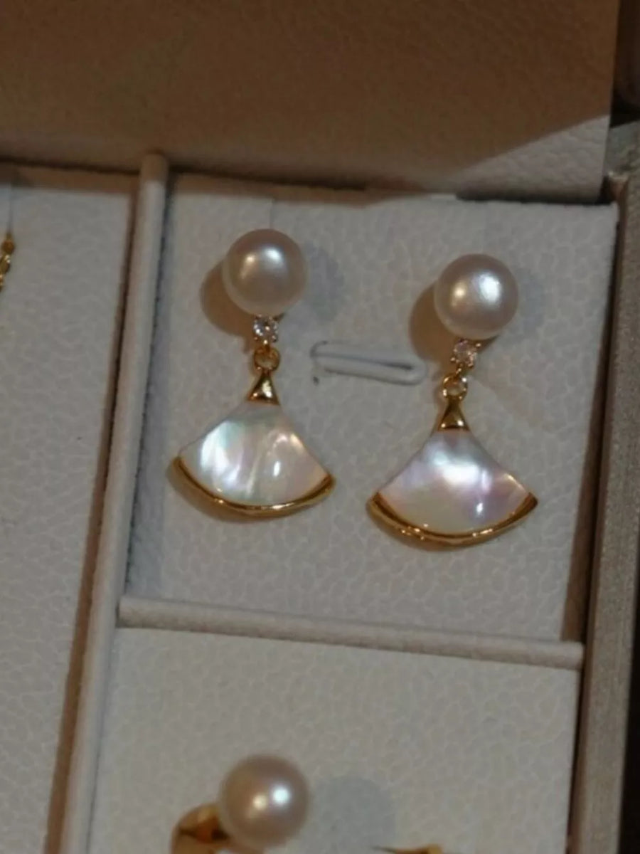 Elegant fan-shaped pearl earrings with mother-of-pearl inlay and gold trim.