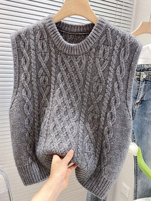 sweater vest featuring cable knit in Black with Polyester 50%&amp texture