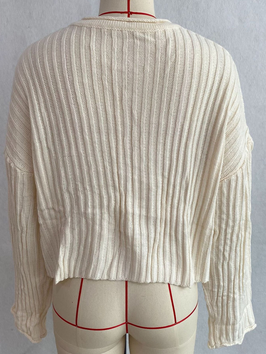 Red pullover sweater with cropped and lace-up